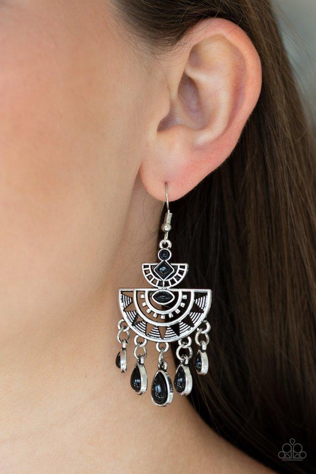 SOL SEARCHING-Black EARRINGS
